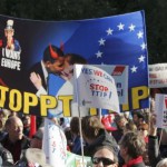 Cientos de miles de personas marcharon en Berlín el sábado en una protesta contra el previsto acuerdo de libre comercio entre Europa y Estados Unidos, del que dicen que es antidemocrático y que afectará a la seguridad alimentaria, las normas laborales y ambientales. En la imagen, manifestantes participan en la marcha en Berlín el 10 de octubre de 2015. REUTERS/Fabrizio Bensch